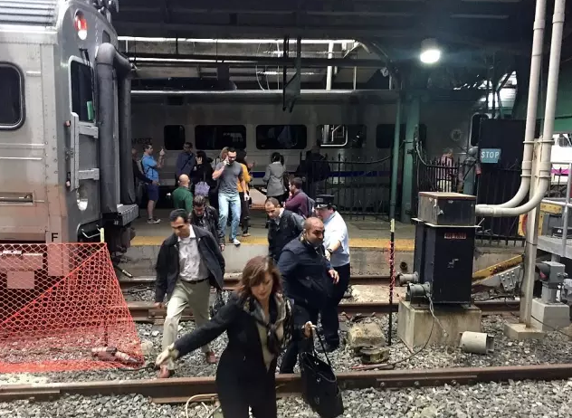 美国新泽西火车站早高峰发生脱轨事故致百余人
