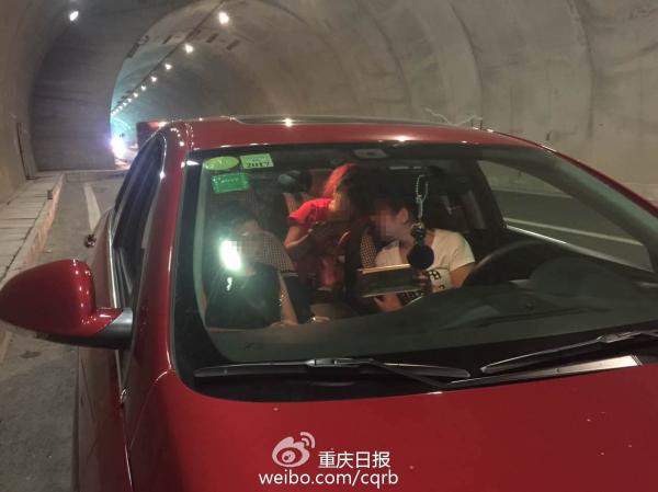 重庆4女子自驾游等免费通行 隧道内停车玩麻将