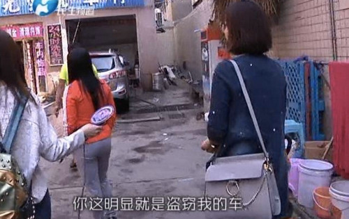 现场,双方争执不休,贾先生到底是否欠对方钱,我们真的无从考证。对方说她有欠条,可却拿不出。反正就是一口咬死,贾先生不还钱,车就是不还。无奈,只得求助警方。