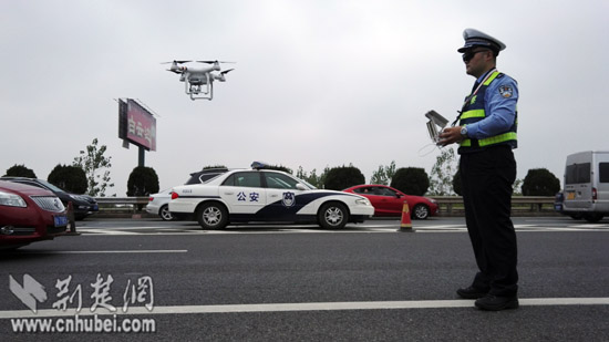 “十一”小长假首日，湖北高速公路警察出动无人机执法。 本文图片均为 李文宣供图