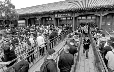 10月2日，故宫迎来黄金周客流高峰，8万张门票两小时抢光。京华时报记者 潘之望 摄