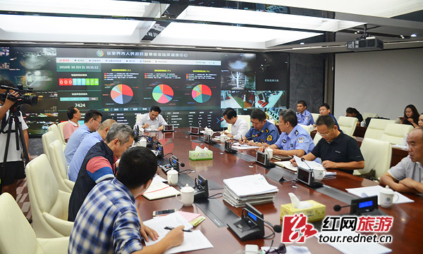 10月3日晚间,张家界就被曝光的宰客团伙“连环局”事件召开案情分析会。目前,涉事门市部张家界市中国旅行社景豪门市部已被关闭。