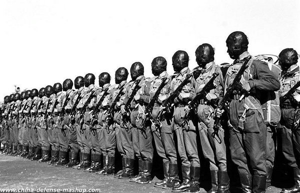 1951年国庆阅兵:is-2重型坦克亮相 伞兵帅气