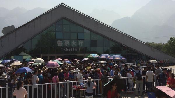 华山发大风蓝色预警,索道运力饱和且受强风影响,停止售票。本文图片均来自澎湃新闻记者 王健 图