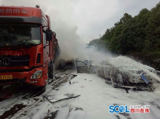 京昆高速绵阳段发生连环车祸 目击者称2车被烧焦