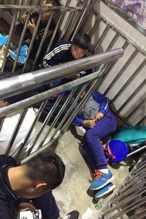 游客滞留现场。图片来源网络