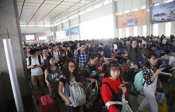 2016年10月6日,湖北宜昌火车东站人潮涌动。 视觉中国 图
