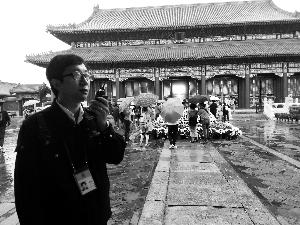 10月4日,故宫开门后两小时就卖光了全部门票,这是今年“十一”黄金周最后一个高峰日,当晚大门关闭时,故宫开放管理处外西路管理科科长雷铭(见上图)和同事们才算松了口气,终于平稳度过了客流高峰期。黄金周前几天,他们有的带病坚持上岗,有的把提亲这样的个人大事往后推了又推,而雷铭已是连续8年不能陪家人过一个安稳的国庆假期了。