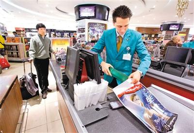 中国游客牵动世界经济:去年出境旅游购物6841