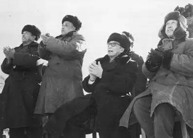 1966年10月,钱学森(右一)和聂荣臻(右二)主持核导弹发射试验