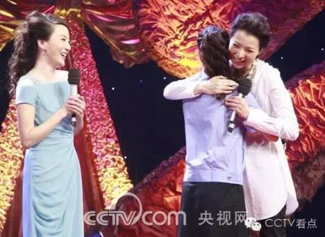 2009年8月,董卿携剧组工作人员走进《与您相约》,纪念《欢乐中国行》开播五周年。节目中,董卿回忆了《欢乐中国行》后台的辛酸往事,并与一位警察粉丝深情拥抱。