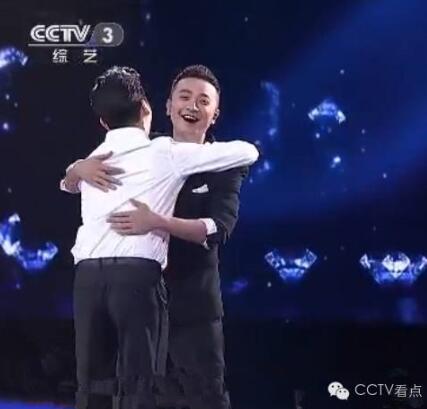 2016年6月毕业季,主持人任鲁豫被邀请到《开门大吉》,作为演唱嘉宾。任鲁豫在现场演唱了《睡在我上铺的兄弟》,演唱结束后,任鲁豫、尼格买提这对好兄弟,热情拥抱。