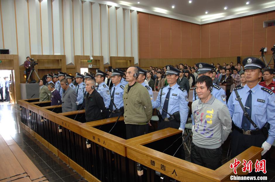 2012年11月6日,湄公河国家海员遇害案在昆明市中级公民法院一审公布宣判。该案正犯糯康、桑康·乍萨、依莱、扎西卡四人数罪并罚判处极刑,另两名原告扎波和扎拖波辨别被判正法弛缓有期徒刑8年。图为糯康等六名罪犯在承受宣判。中新社发张浩林摄