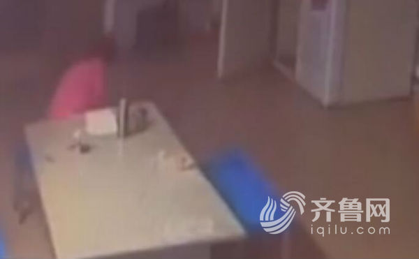 女子乘公交不投币 大闹调度室当众小便(组图)