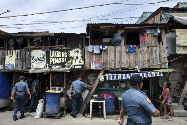 当地时间10月6日,菲律宾马尼拉,警方在一处贫民窟搜查毒品.