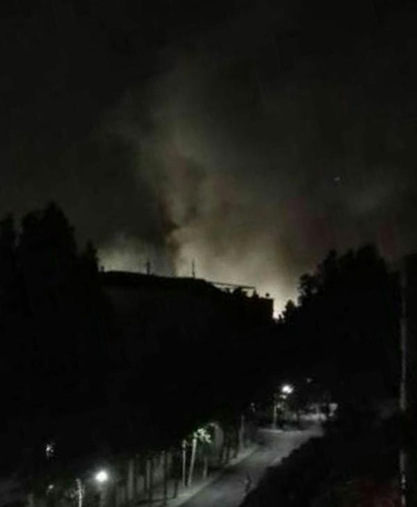 【齐鲁制药厂方向发生爆炸!漫天漂白色粉末,空气中布满糊味!】就在刚刚!今晚20:50左右,多位住在济南齐鲁制药厂附近的居民爆料,齐鲁制药厂方向发生爆炸!周围震感强烈,漫天飘白色粉末,空气中布满糊味!另据@关心济南 称济南历城二中和齐鲁制药附近区域刚才突发爆炸,有人称现场有蘑菇云升起。