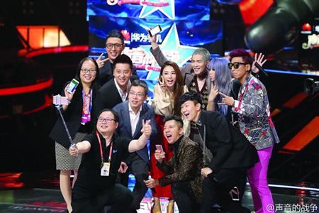 经历了素人比赛、歌手比赛、歌手带着素人比赛,2016年的第四季度,迎来了第一档素人和歌手同台竞技的综艺节目——浙江卫视《声音的战争》。昨天,《声音的战争》在杭州临安召开新闻发布会,五大导师张惠妹、羽泉组合、萧敬腾、田馥甄和林俊杰现身,并共同参与了节目录制启动仪式。该节目将于10月中旬起每周五晚在浙江卫视播出。