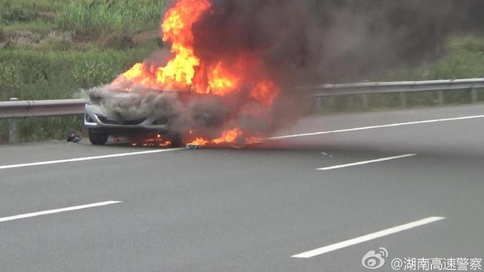 近日，湖南一高速路上，一小车自燃火势汹汹，有市民见此纷纷把车停在应急车道看热闹，嗑瓜子拍照，警察几番劝离都不为所动。这么做不仅危险，最终也被警察记6分，罚款200元。