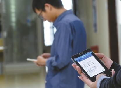 本报记者试验,A手机装置监控软件后,就能及时监看到B手机的资讯。