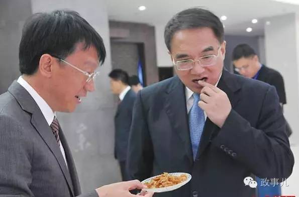 图为2013年王珉在观光博物馆时品味人参产物。