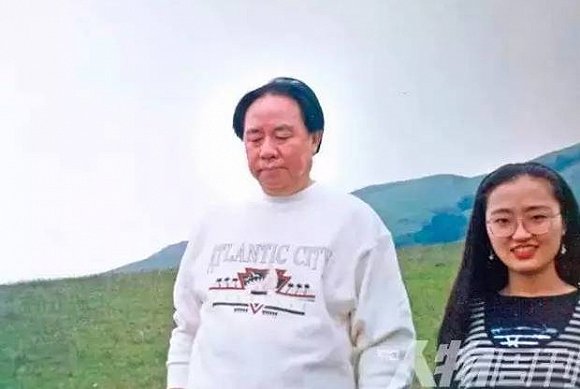 霸道总裁，和他的迷妹。1995年下半年，牟其中与夏宗伟在郊外散步。这是到目前为止，两人距离最近的唯一的一次合影。