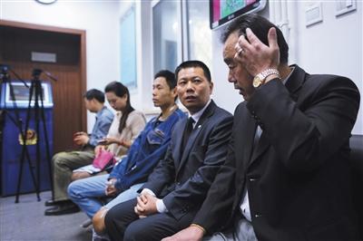昨日,前门派出所,第一批领取居住证的五人在等待。