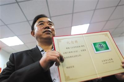 第一位领到北京市居住证的吴先生,来自江苏。
