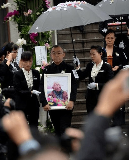 搜狐娱乐讯 今天(10月15日),庄奴先生人生告别会在重庆沙坪坝新桥