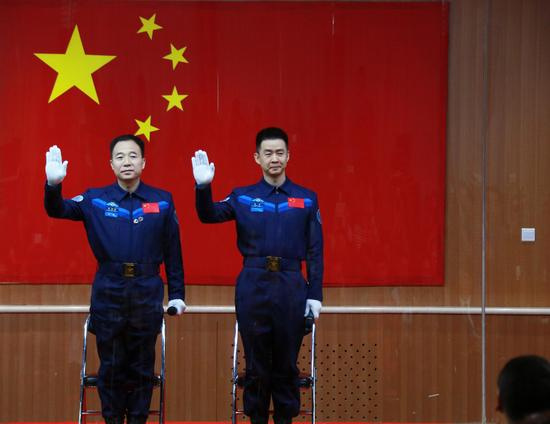 (图为10月16日,神舟十一号载人飞行任务航天员景海鹏(左),陈冬在