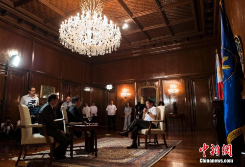 10月13日，菲律宾总统罗德里戈·杜特尔特在位于马尼拉的总统府接受中国新闻社记者专访。 中新社记者 侯宇 摄