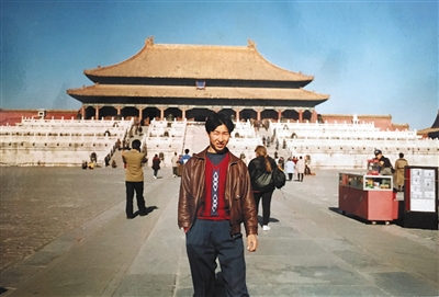 周炳耀年青时到故宫旅行。
