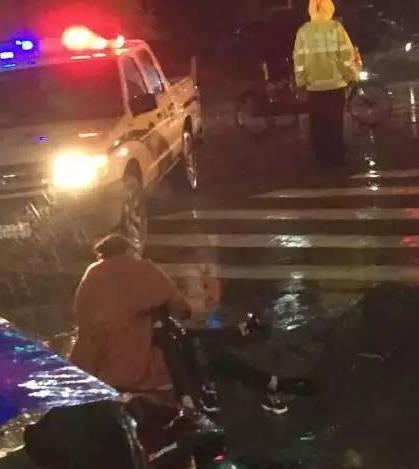 温州苍南县一名5分pk10停车时因操作不当撞死儿子,图为事发现场。微博 图