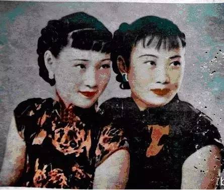 三十年代徐来与胡蝶(右)的珍贵合影对于如此重量级的人物前来投靠,汪伪和日本方面都表示热烈欢迎。为了把戏扮演的更足,唐生明的哥哥唐生智将军在报纸上公开发表了与他脱离关系的声明。唐生明从此以后,带着他的美艳妻子,混迹在南京和上海的各种高层社交场合。他出手阔绰,一掷千金,他讲究享受,热衷于打麻将、跳舞、酒场。徐来牌技极高,她通过各种牌场和酒场,很快跟汪精卫老婆陈璧君、陈公博情妇莫国康、周佛海老婆杨淑慧混得厮熟,并通过跟她们的攀谈,获得了不少机密情报。
