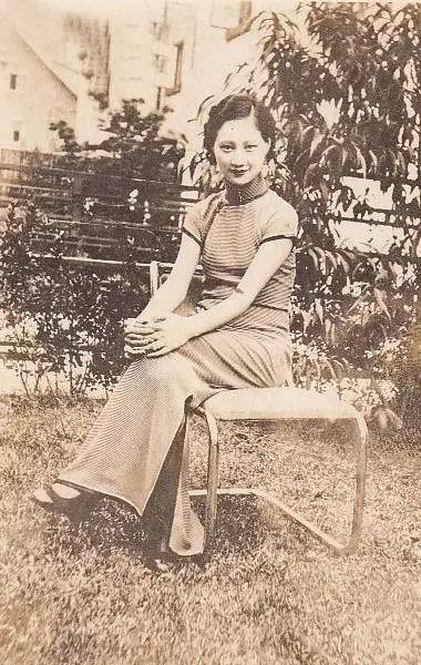 徐来1942年,唐生明参加南京汪伪方面的一个重要军事会议。汪精卫在会议上谈到日本驻华总司令畑俊六通知到他,近期要汪伪出动两个师兵力配合日军完成对苏中抗日军和新四军的大扫荡。汪精卫还叮嘱与会人员严守机密。回到住所的唐生明忧心忡忡,如何能把这一重要情报传递出去呢?当时的中统、军统驻南京的特工网已经被汪伪打击的几乎瘫痪。唐生明只好跟妻子徐来商量对策,因为自己不便出面,他请求妻子冒险亲自去上海传递情报给军统上海站。徐来义无反顾地答应下来,并启程去上海。巧合的是,在火车上的卧铺车厢,徐来遇到了汪伪政府考试院院长江亢虎。两人吃茶点、聊天,江亢虎无意中成为了徐来的掩护。车上虽然有众多的汪伪特务,但是谁也没有想到江亢虎身边这位美丽动人的女士是去上海传递情报的。