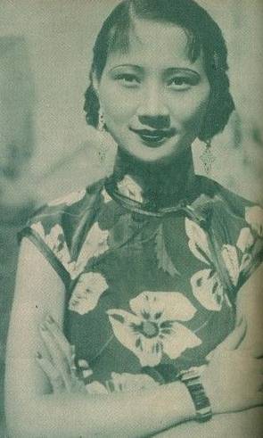 徐来1943年的一场意外事件差点让徐来的身份暴露。她悄悄去探望抗日志士黄逸光的遗孀王者香,黄是刺杀汪精卫失手后牺牲的。在王者香的住所,她还看到了抗日烈士尚振声的遗孀杨静涵。杨静涵在丈夫遇害后,身怀六甲之时被抓入监狱,后被保释出狱。现今,她孩子已经两岁,因为严重的营养不良,孩子显得瘦小病弱。徐来看到这一切,泪水夺眶而出,她温柔地抚摸着孩子的头顶,安慰王、杨二人一定要节哀保重,并送上了一些食物。徐来不知道,当时这一切已经被汪伪特务盯上了,特务报告给了他们的头子警卫总署署长马啸天(他是《麻雀》中苏三省的原型)。马啸天其实对唐生明夫妇早有怀疑。得到报告的他汇报给了南京特务机关关长柴山兼四郎中将。柴山考虑到唐生明毕竟是日本驻南京方面军政大员面前的红人,而且此刻并没有确凿证据,所以他叮嘱马啸天谨慎行事,对他们夫妻二人紧密观察。