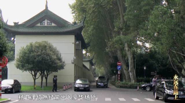 杨卫泽:也应该说一开始对这种豪华的东西,我们也是很反感的,自己也不喜欢吃鱼翅、鲍鱼,包括酒我也是不喜欢的,过年我在家一滴酒都不喝,后来就变成了一种习惯了,甚至我请人的时候我不喝酒好像我不热情,然后他请我吃的时候,我不喝酒好像不够意思。然后最后就变成自己好喝酒了,就喜欢茅台,就喜欢年份茅台。