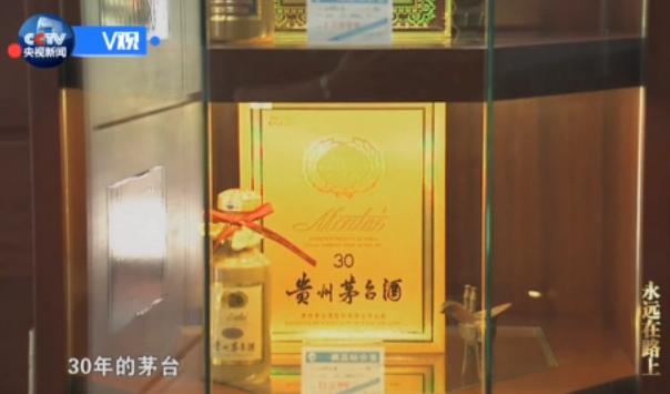张建津(天津市医药集团原党委书记):跟他们在一起,吃饭喝酒应该说就是都是高档的吧。海鲜为主的这个餐厅里边,都是一些活的,像这个龙虾、鲍鱼、海参、东星斑这些鱼。这些鱼有的原来吃就是清蒸,后来就是有的吃那个火锅。
