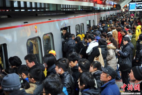 资料图 图为北京地铁四惠站早高峰人潮。中新网记者 金硕 摄
