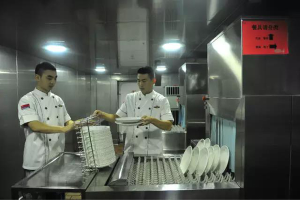 杨振华和刘继川都是辽宁舰上洗碗班的一员,在这个11小我的洗碗班里,他们天天早、中、晚要洗5000份餐具,一年要洗100万份以上。