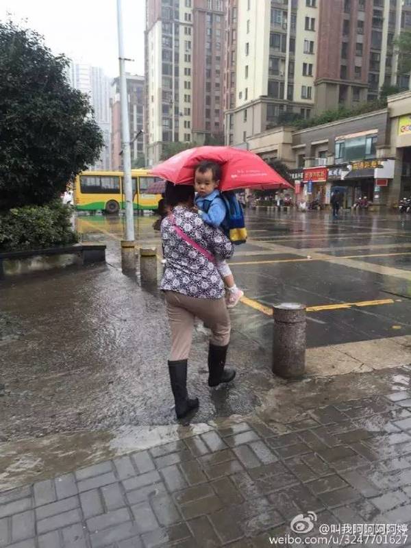 冷冷的冰雨在脸上胡乱地拍 ……孩子一脸懵逼，我的伞呢？