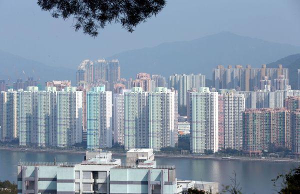 港媒:内地资金涌入香港买楼避险 或推高房价