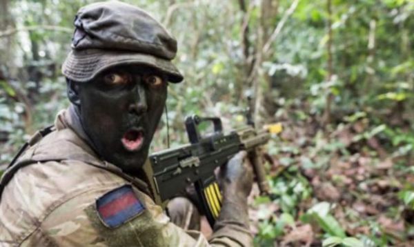 英军方发布的士兵涂着"黑脸"迷彩的图片