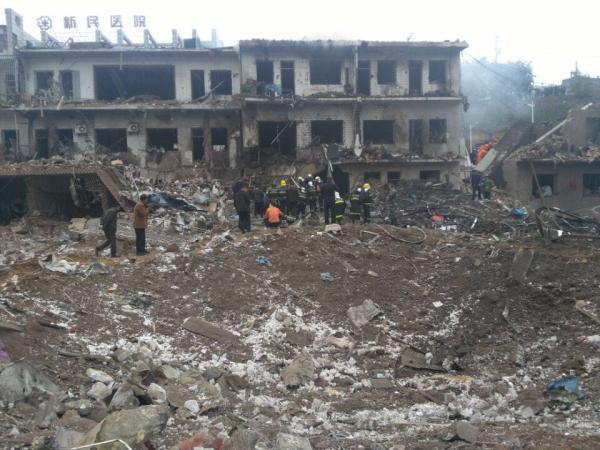 陕西府谷新民镇医院旁建筑爆炸:炸出两米深坑