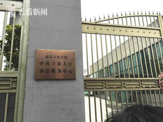 “贾敬媛出来后状态挺好的。”在外等候、未允进入的孙愿平说,贾敬媛能和法官见面近3小时,让他感到了一点希望。