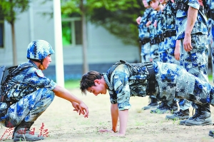 黄子韬被罚做“俯卧撑”。