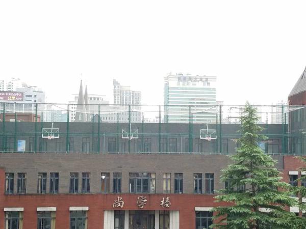 衡南县新闻网：上海一中学在屋顶建篮球场 校长：绝对安全(图)