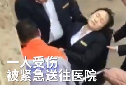 10月26日上午，微博认证为河南省安阳县公安局官方微博的账号发布通告，称此次事件中，除一名银行女职员被捅伤外，另有一名54岁辅警被行凶男子砍伤。