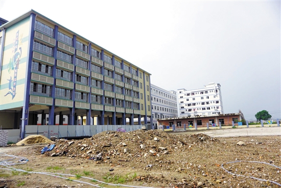 学校后面的空地。