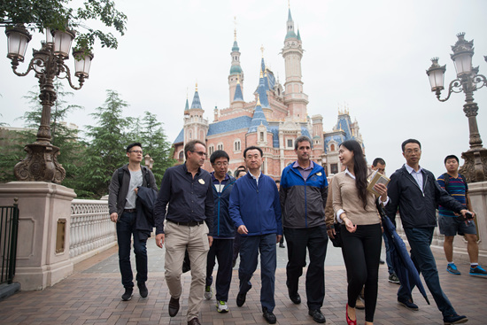 10月26日，王健林到访上海迪士尼