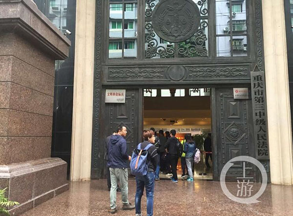 今天上午10点,武隆景区状告美国大片《变形金刚4》一案在重庆市三中法院一审宣判。经过37分钟的判决书宣读,法院在判决书中认定了合同的全部事实和细节,宣判:《变4》片方美国派拉蒙公司和北京一九零五公司赔偿武隆景区200.9万元,包括部分未履行合同的违约责任、诉讼成本等。驳回了《变4》片方美国派拉蒙公司和北京一九零五公司的反诉请求。